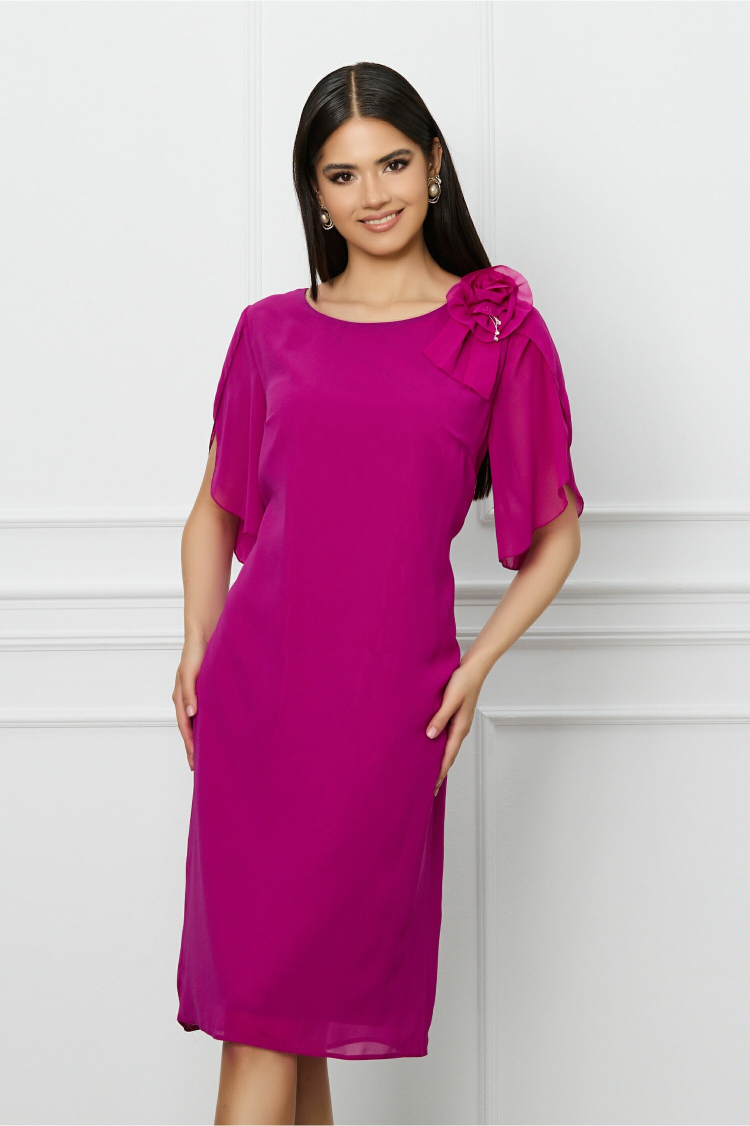 Rochie din voal magenta cu floare la umar