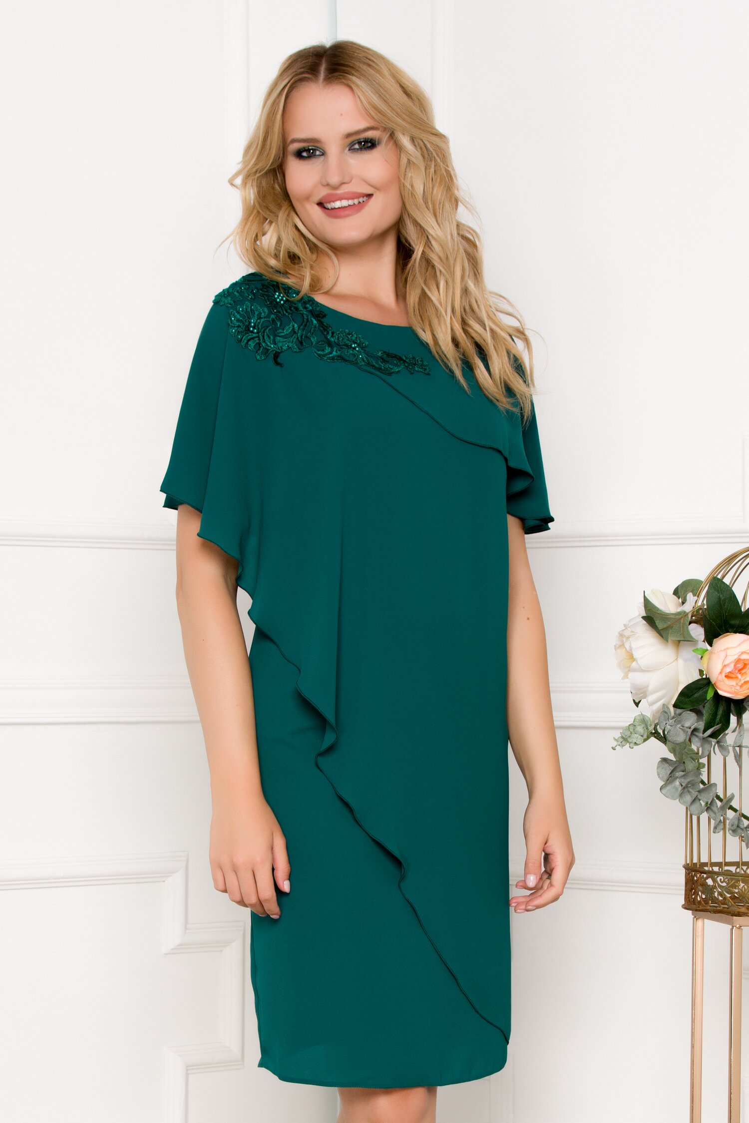 Rochie verde cu volane si broderie florala la bust