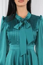 Rochie verde din satin cu pliuri pe bust si buzunare functionale