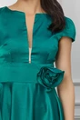 Rochie verde din satin cu trandafir in talie