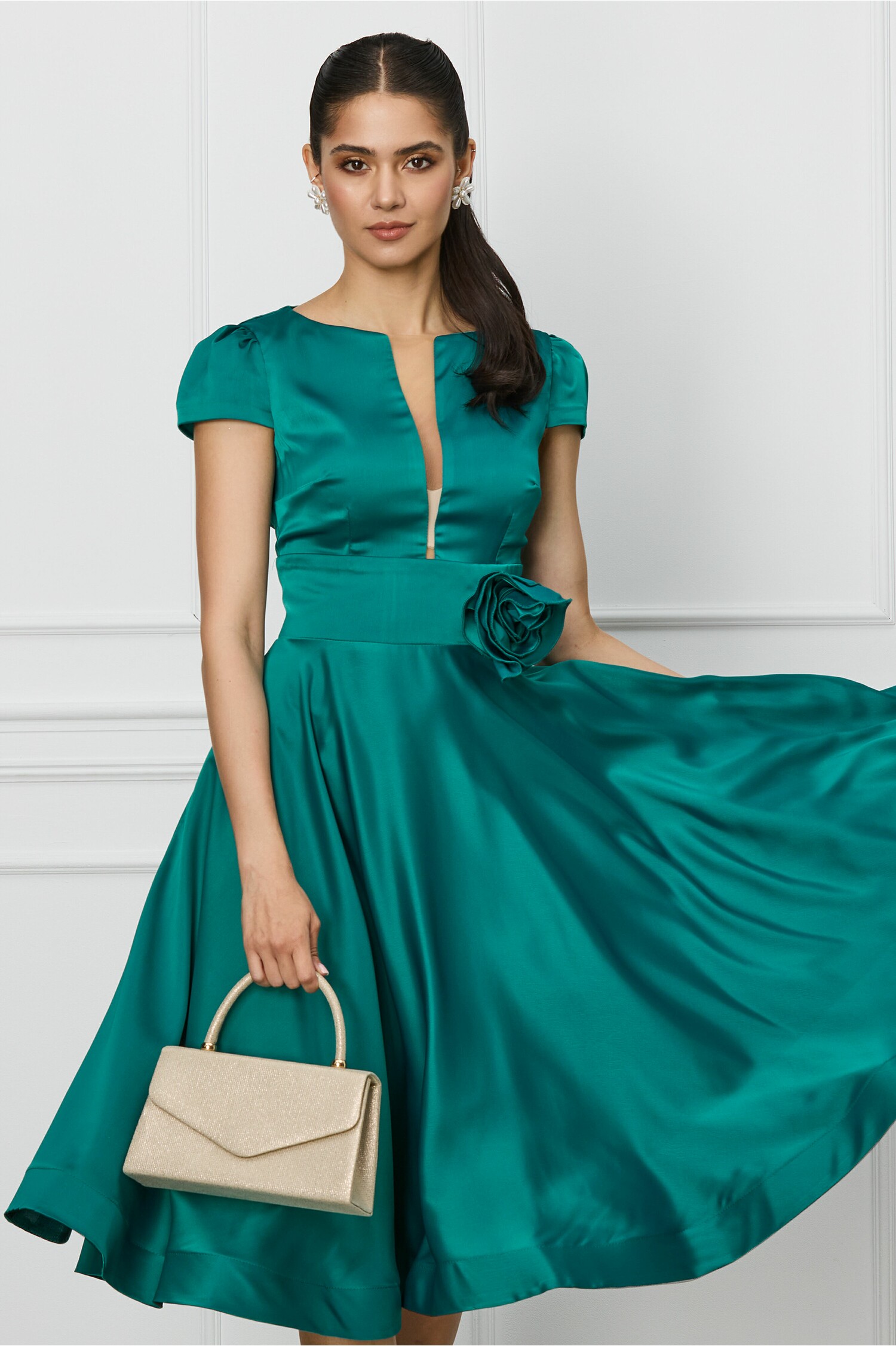 Rochie verde din satin cu trandafir in talie