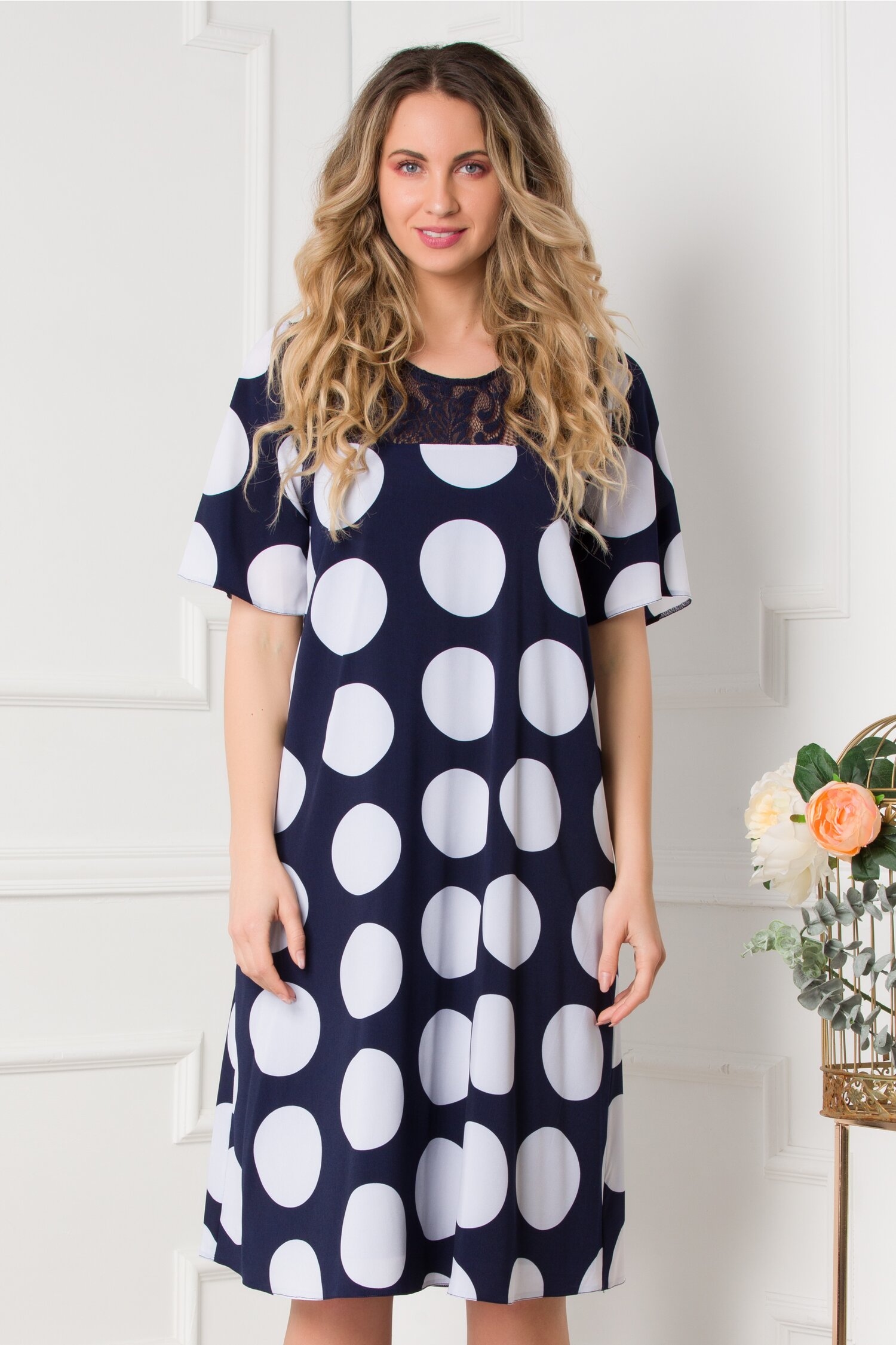 Rochie Wendy bleumarin cu buline albe si dantela la decolteu