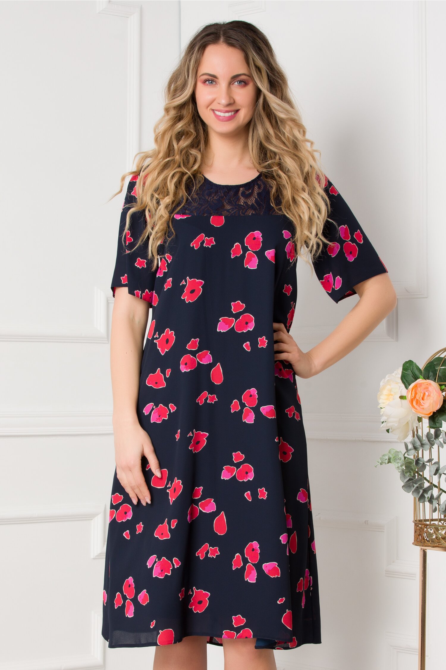 Rochie Wendy bleumarin cu flori rosii si dantela la decolteu