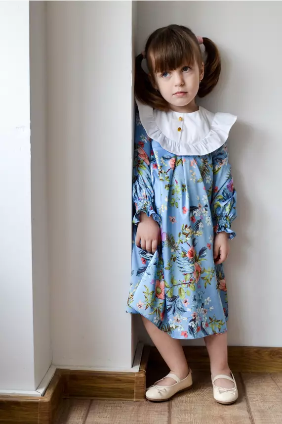 rochita-pentru-fetite-dy-fashion-bleu-cu-flori-colorate-si-guler-alb-1145924-925859-2.webp