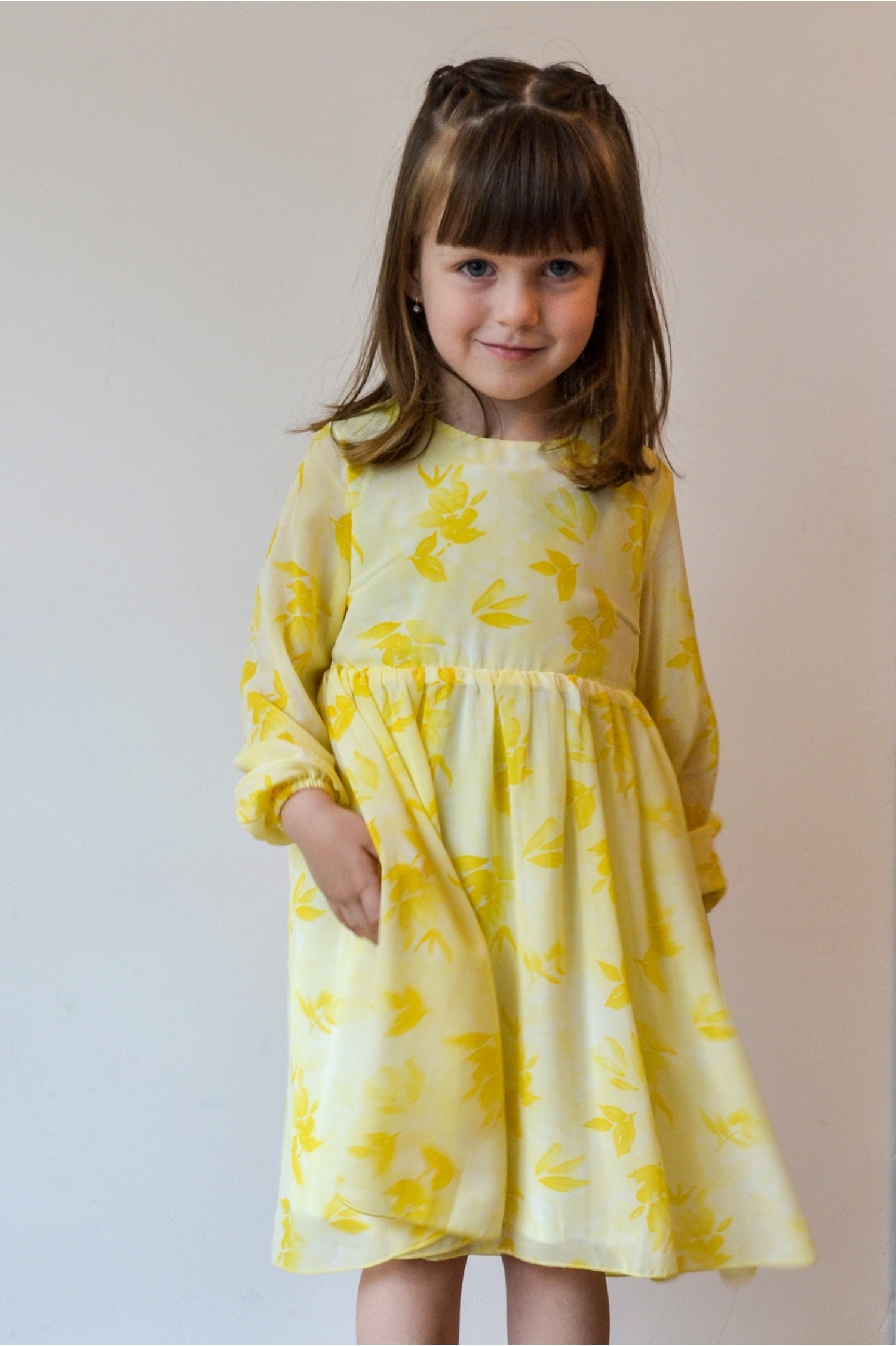 Rochita pentru fetite Dy Fashion galbena cu imprimeu floral din voal din imagine megaplaza.ro