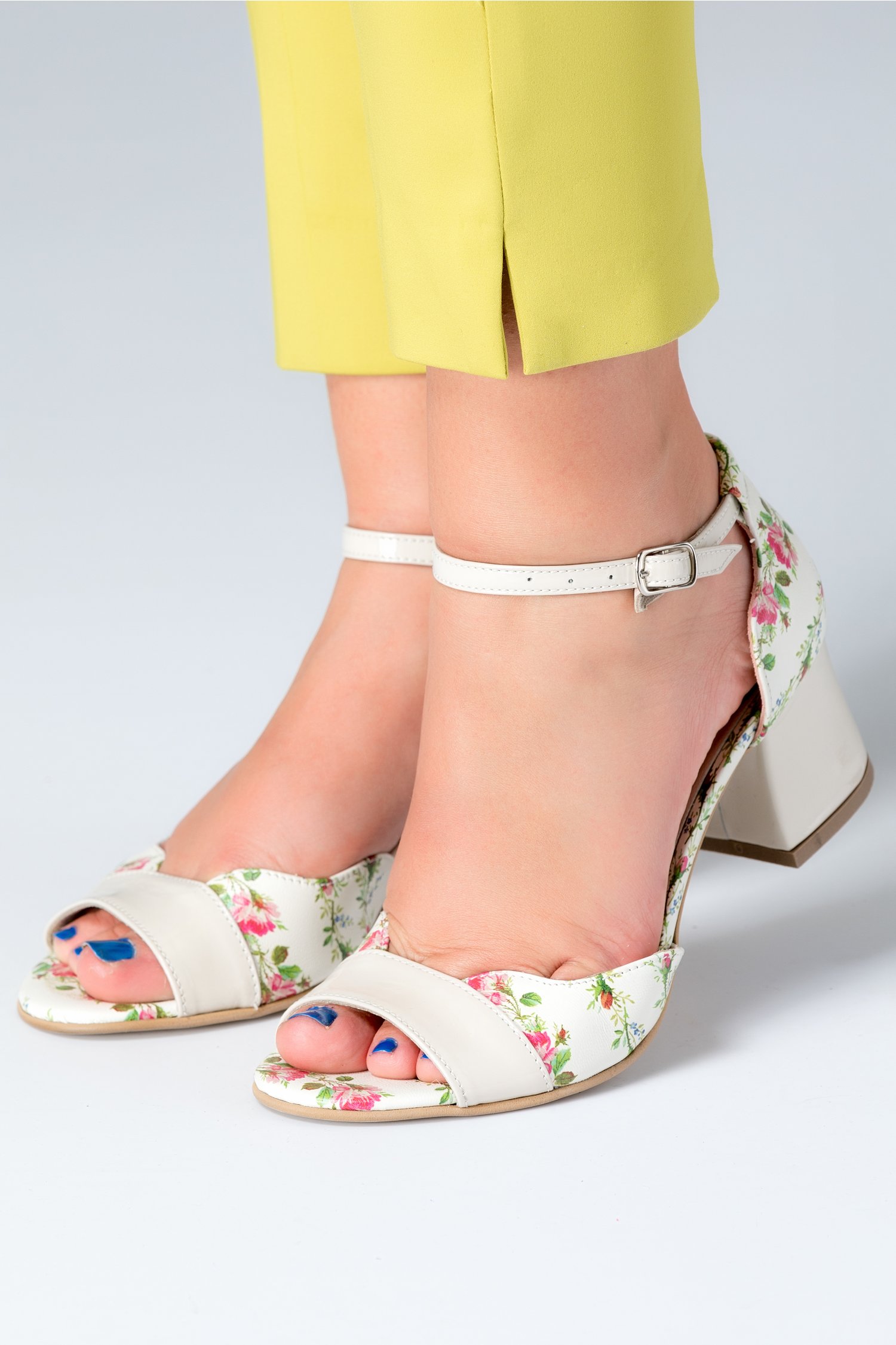 Sandale dama ivory cu detalii florale si toc jos