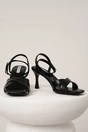 Sandale elegante din piele ecologica negre cu barete in forma de x