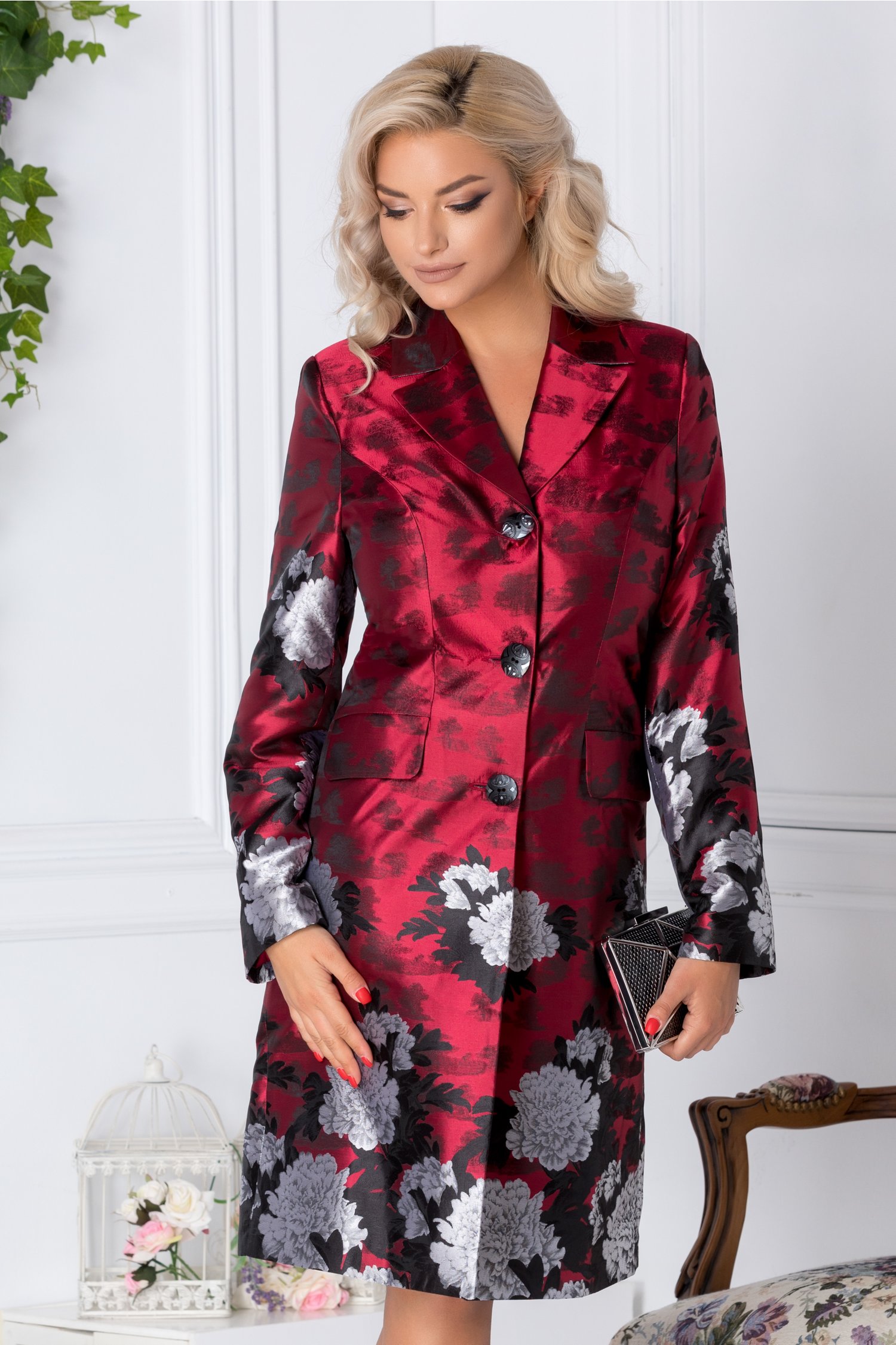 Trench de toamna burgundy cu imprimeu negru si gri