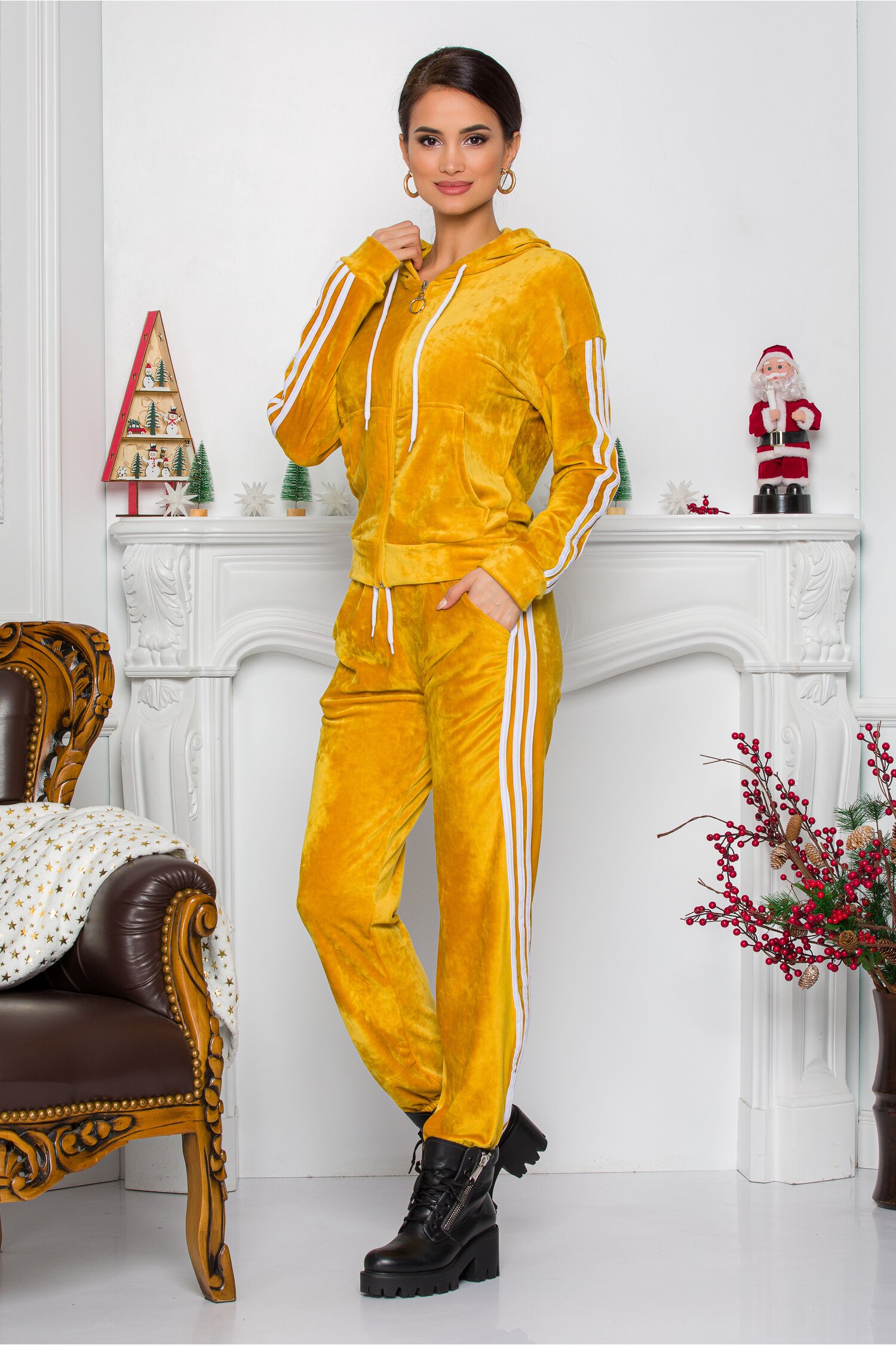 Trening Gio galben mustar cu dungi pe maneci si lateralele pantalonilor