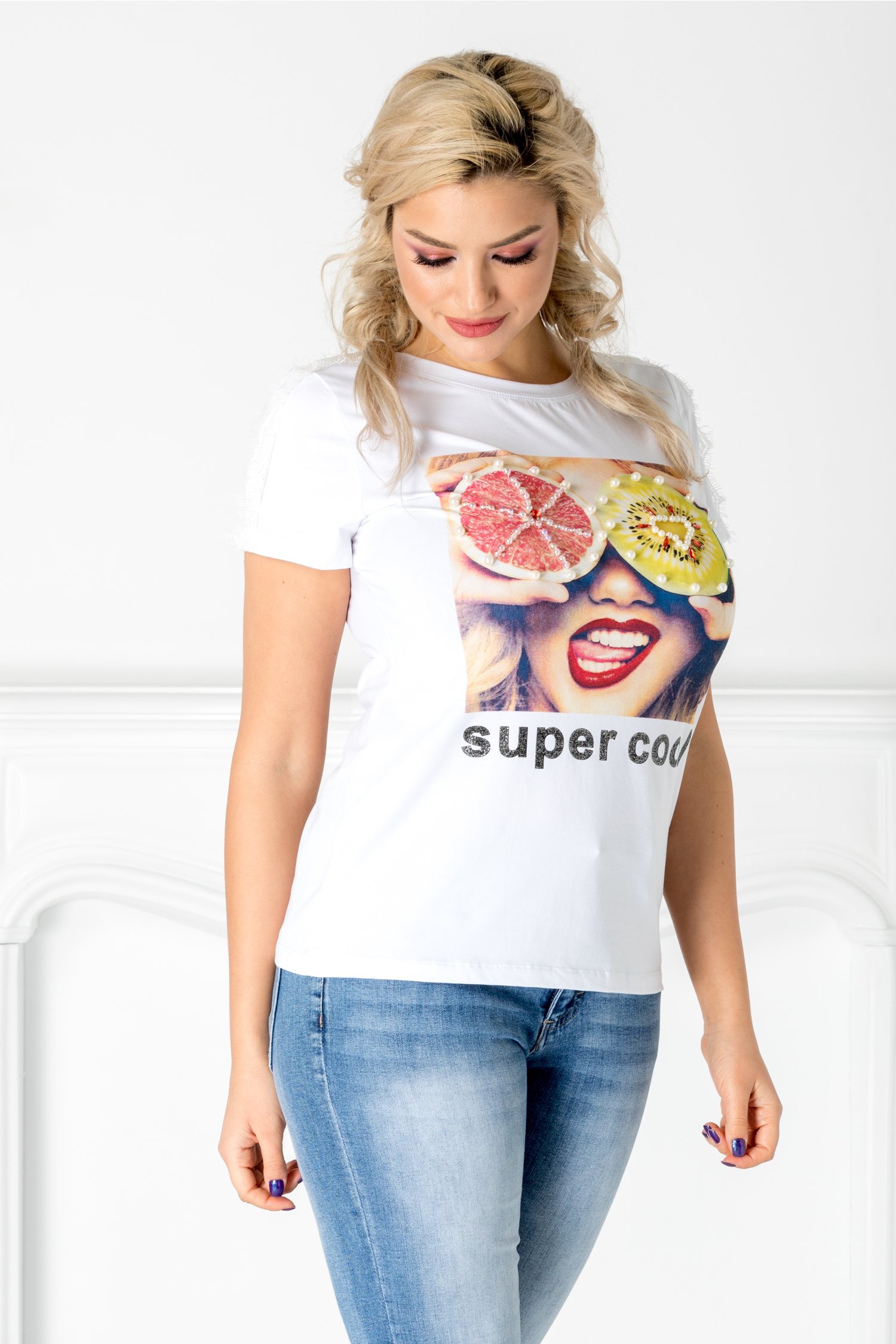 Tricou alb cu aplicatie la bust si dantela la umeri
