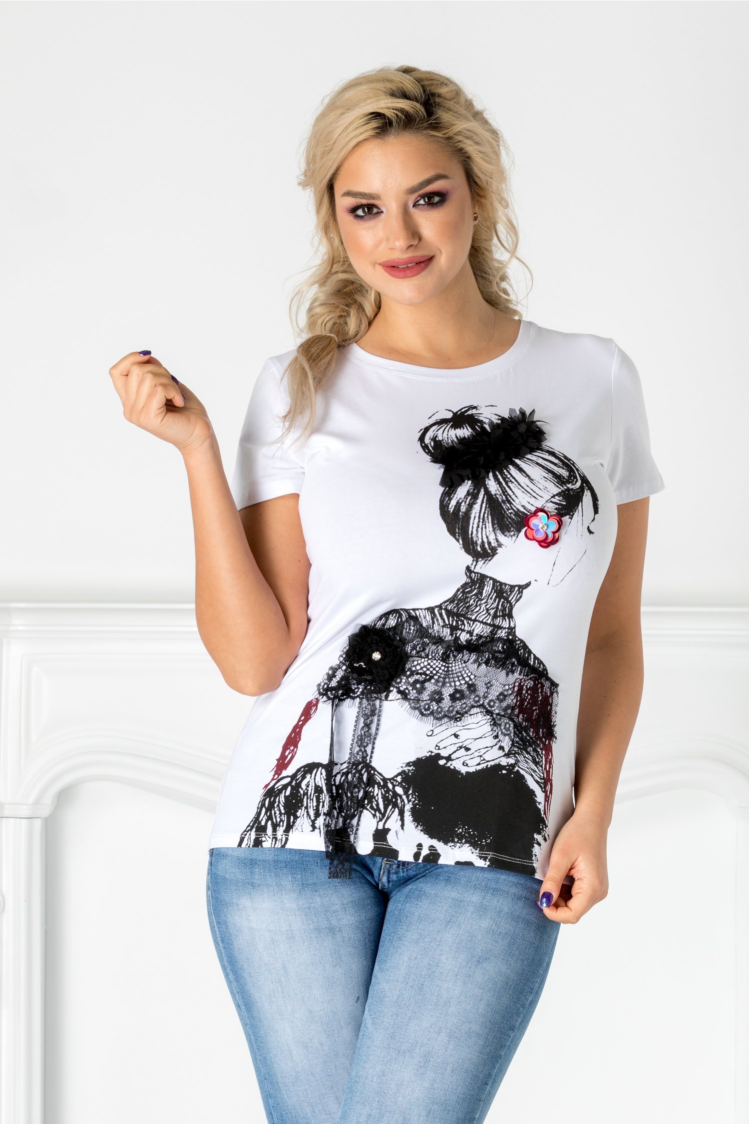 Tricou alb cu imprimeu si aplicatii din dantela