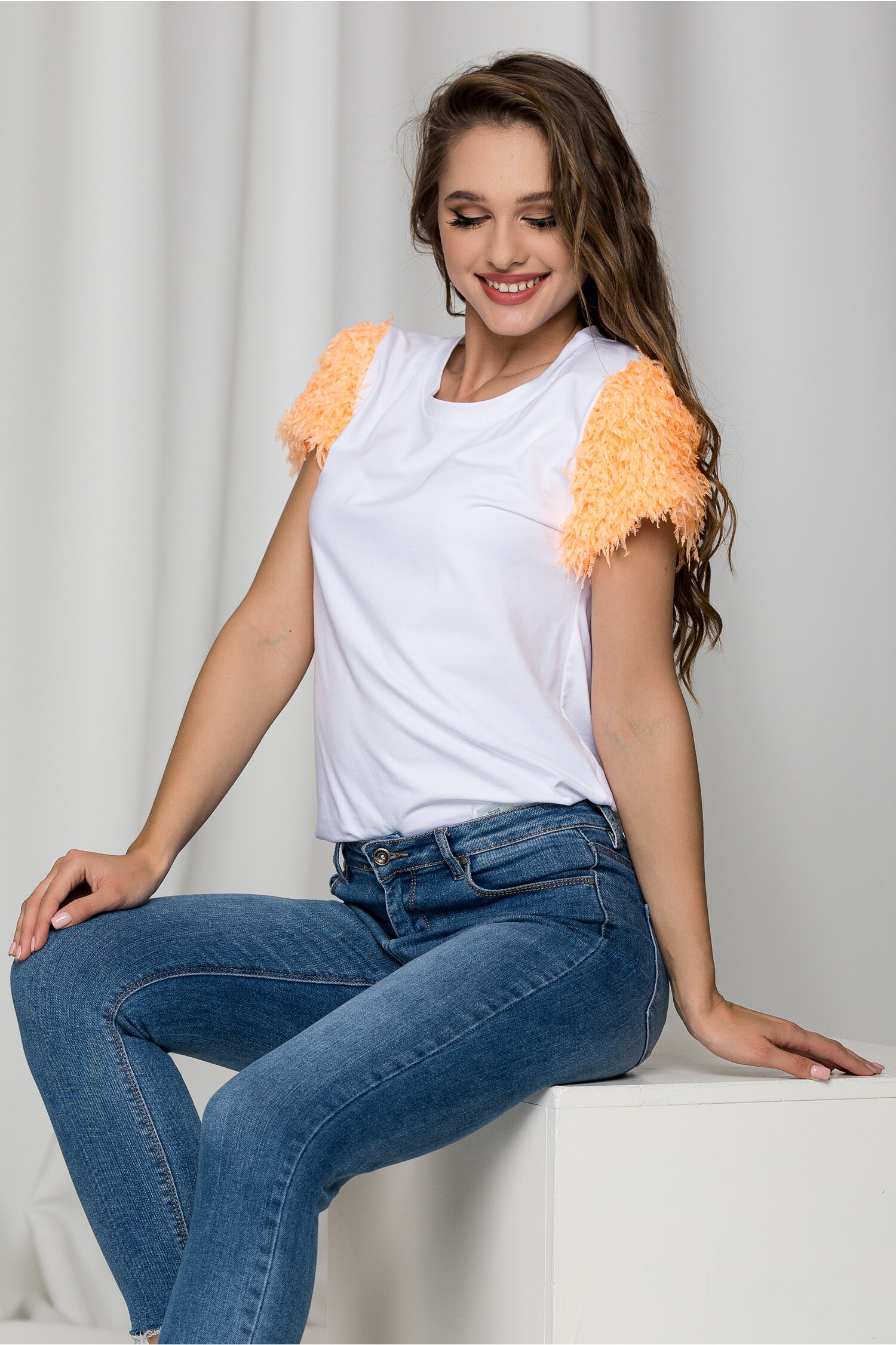 Tricou alb cu pene orange la maneci