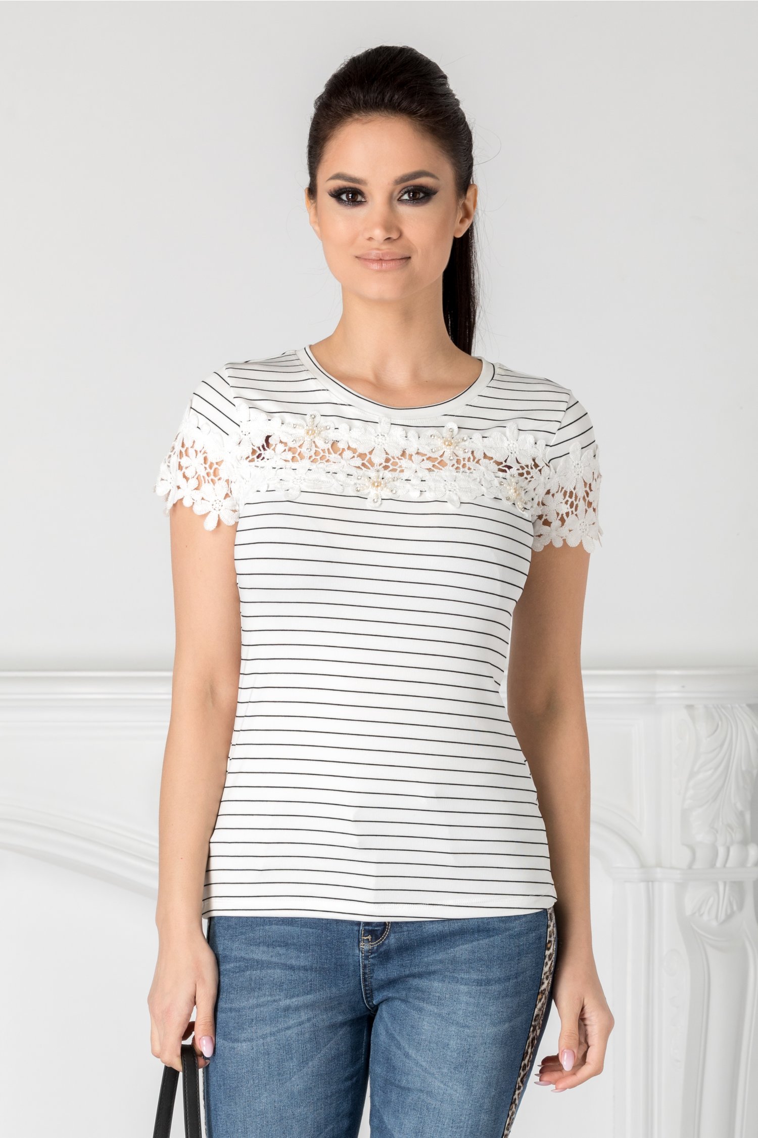 Tricou Ella alb cu dantela la bust si dungi negre