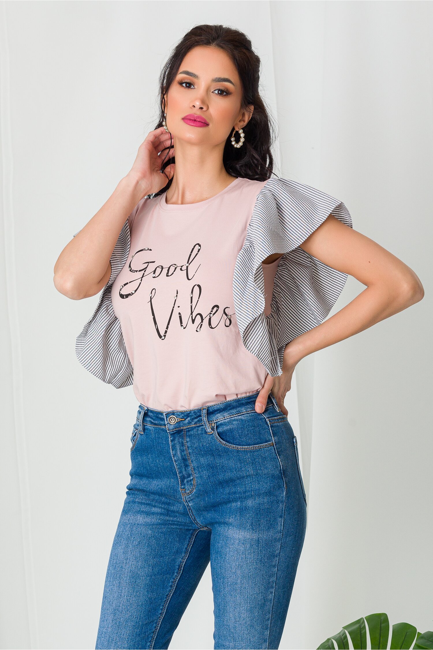 Tricou Good Vibes roz cu volane maxi pe maneci