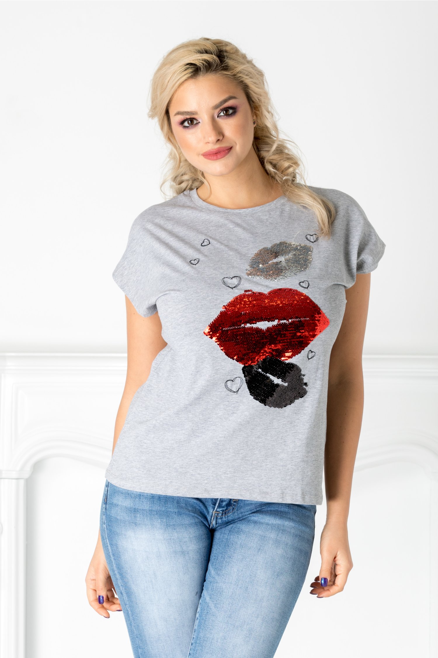 Tricou gri cu buze din paiete