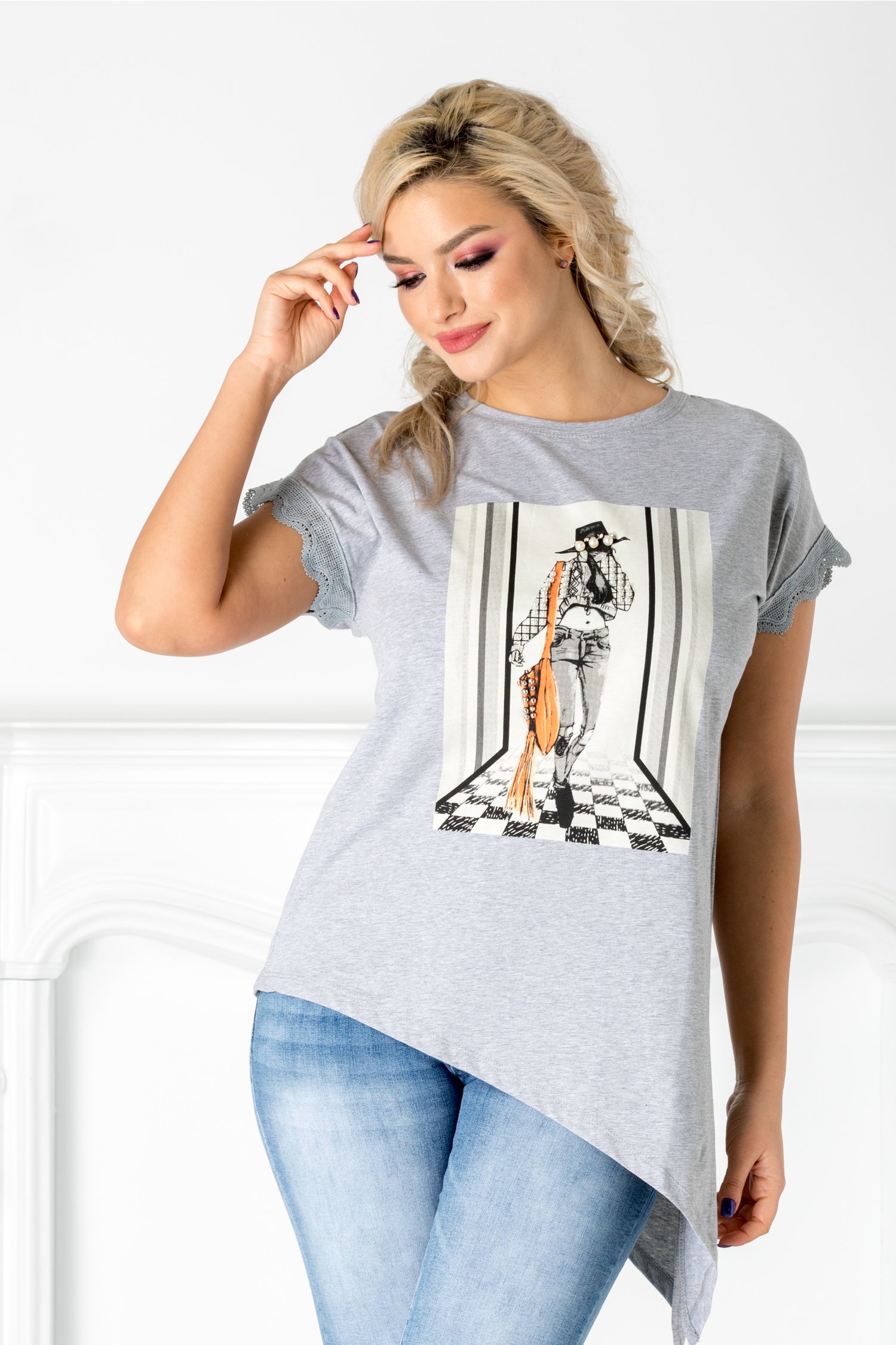 Tricou gri cu imprimeu la bust si dantela la maneci