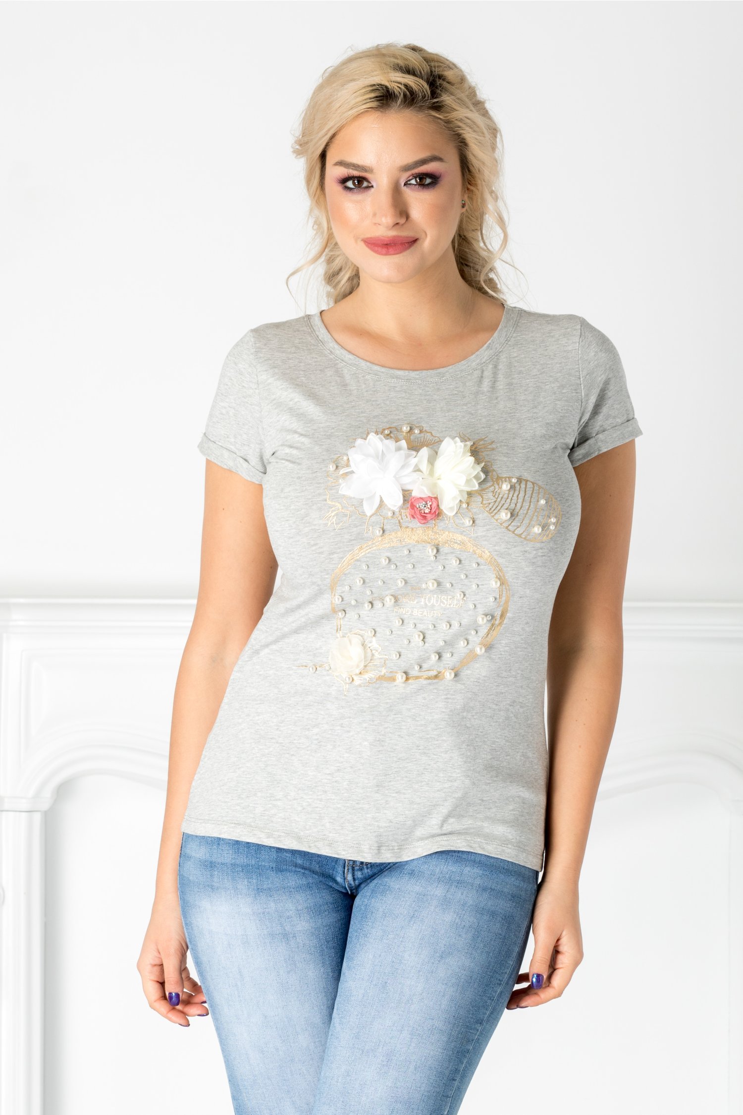 Tricou gri cu perlute si flori 3D la bust