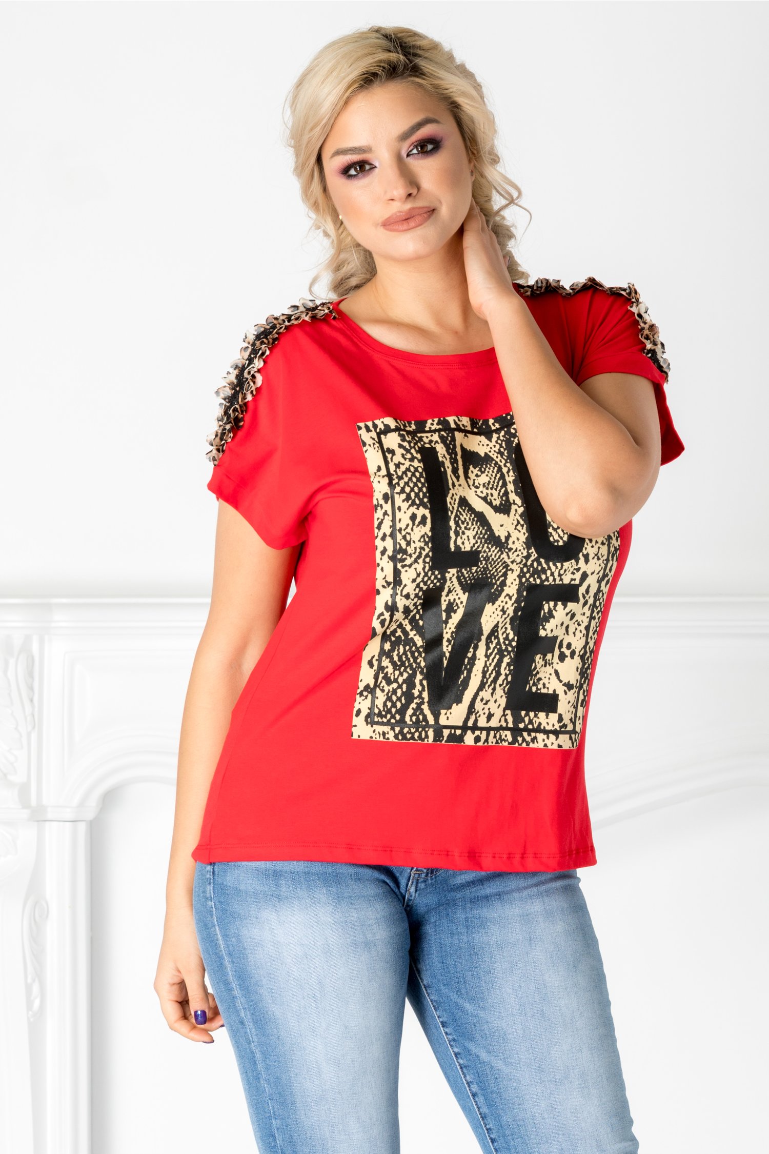 Tricou Love rosu cu aplicatie pe bust si la umeri