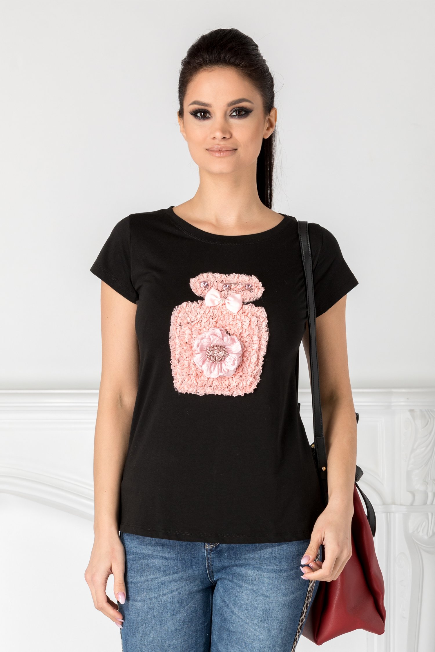 Tricou negru cu aplicatie din dantela roz
