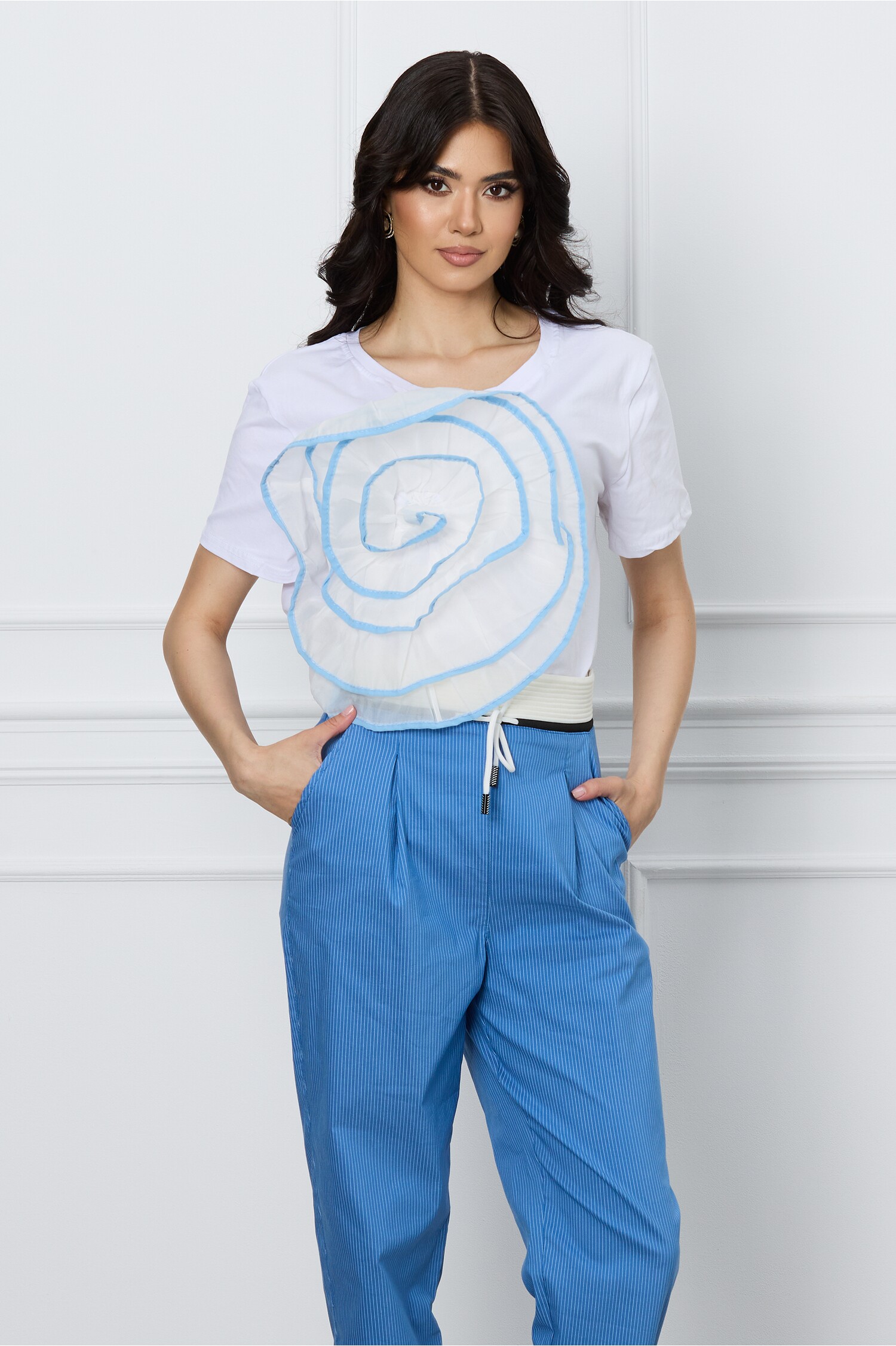 Tricou Ramona alb cu floare maxi bleu
