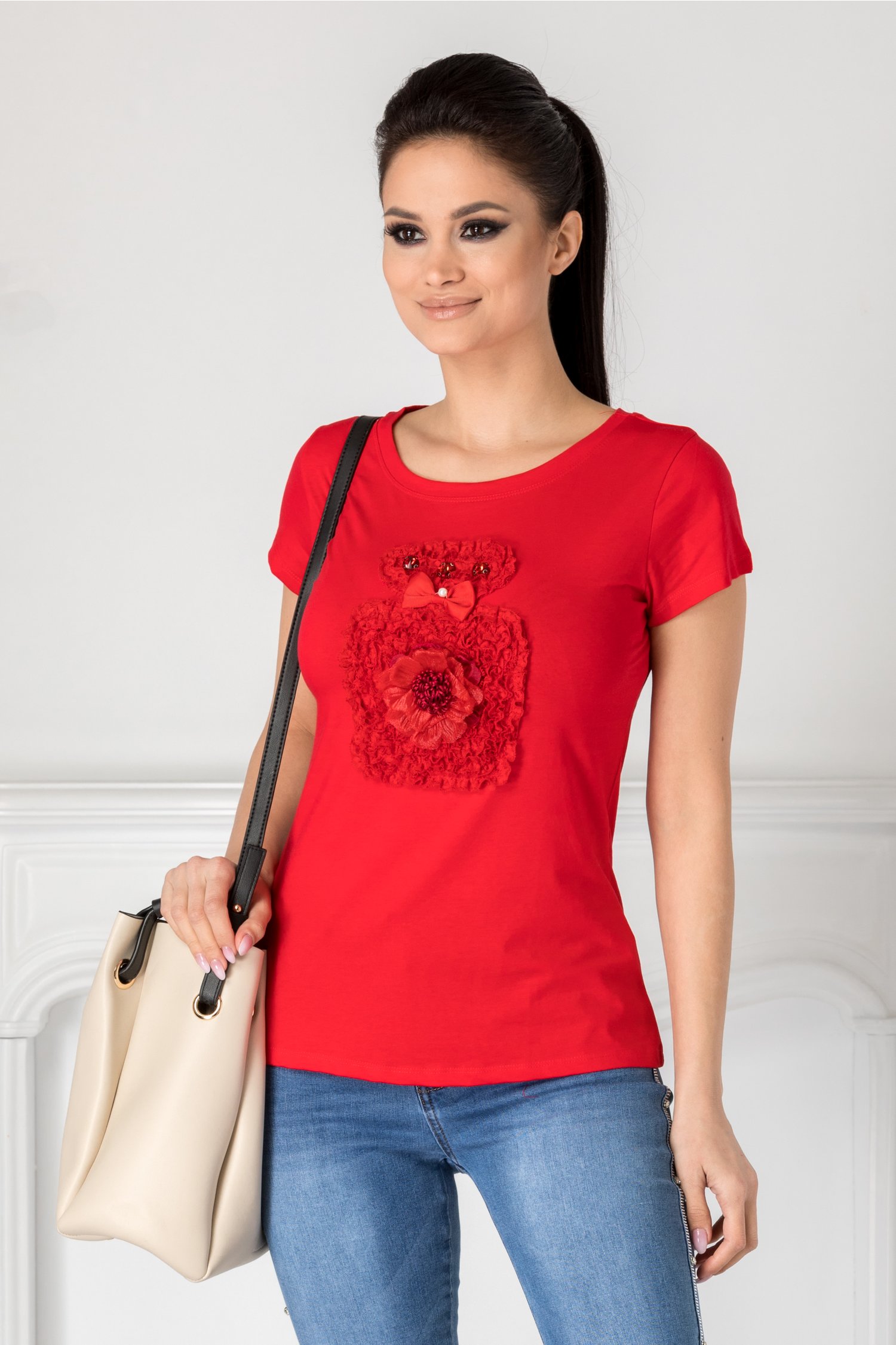 Tricou rosu cu aplicatie din dantela