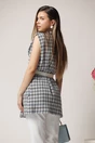 Vesta office din tweed cu carouri negre si curea in talie