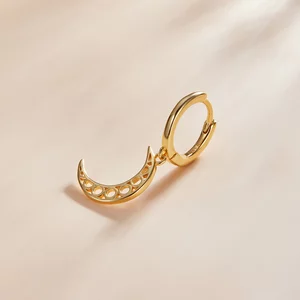 Cребърна обеца Golden Perforated Moon