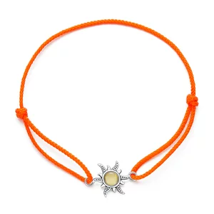 Сребърна гривна с оранжев слънчев шнур