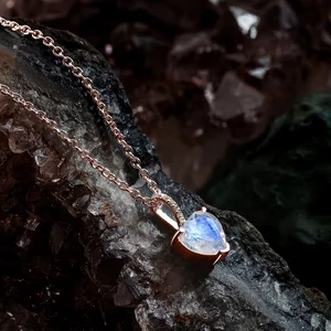 Rose Gold Moonstone Szív ezüst medál