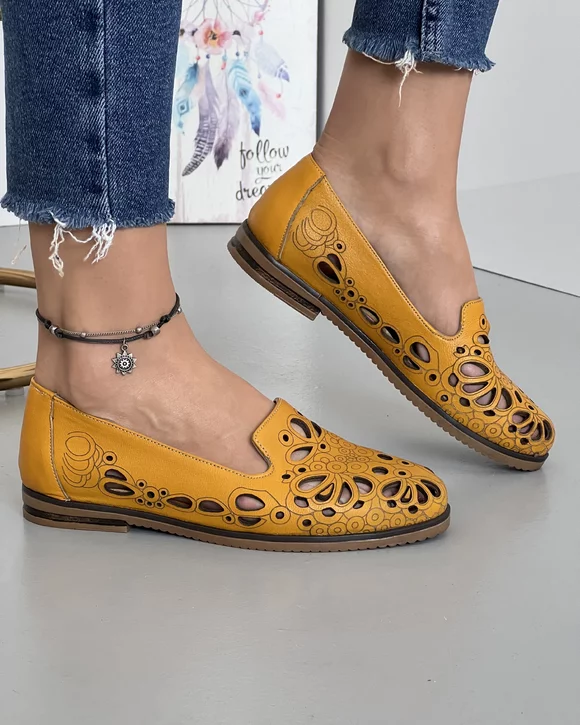 Balerini Din Piele Naturala Cu Model Floral Perforati Mustar AK2025