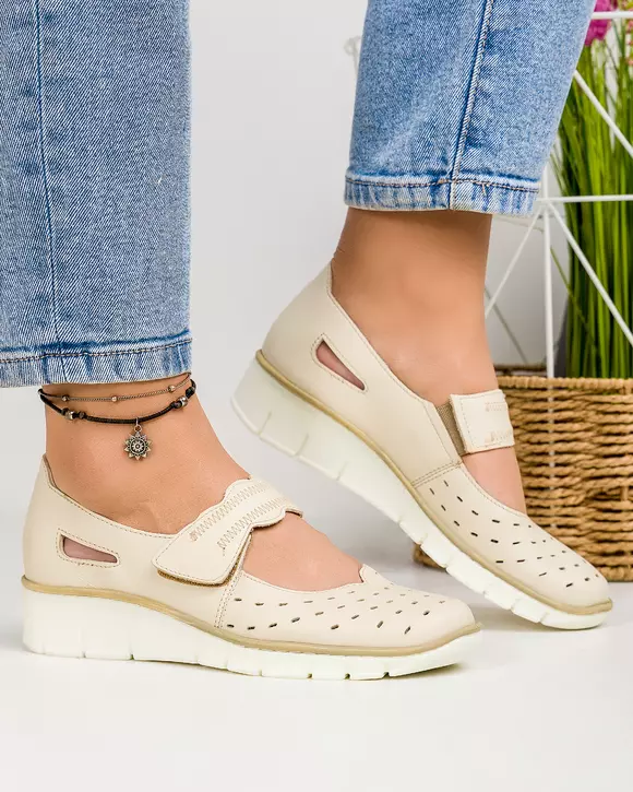 Pantofi casual piele naturala bej perforati cu inchidere scai LF244
