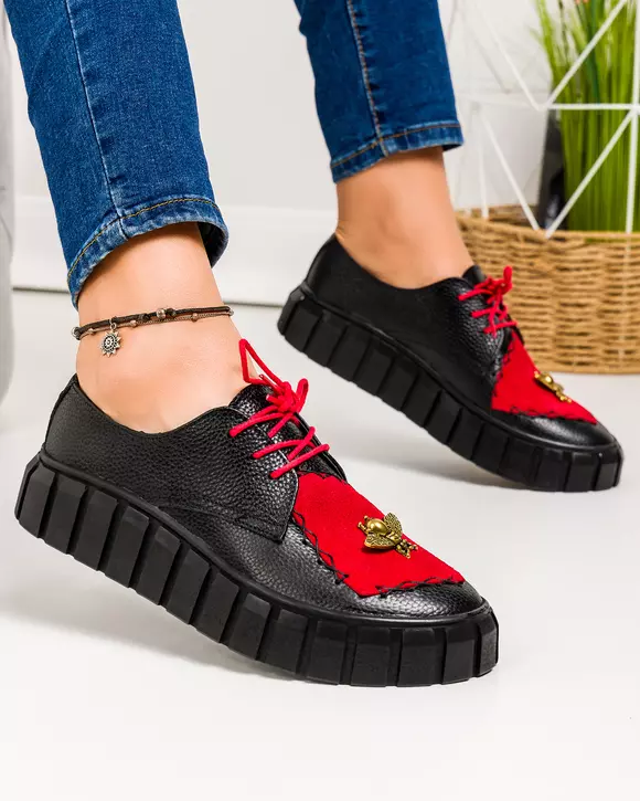 Pantofi casual piele naturala negri cu aplicatie piele intoarsa rosie si accesoriu metalic POL214