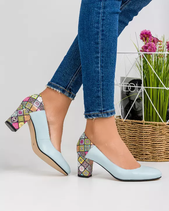 Pantofi eleganti dama piele naturala albastru deschis cu model gemoetric multicolor si varf rotund WIZ23