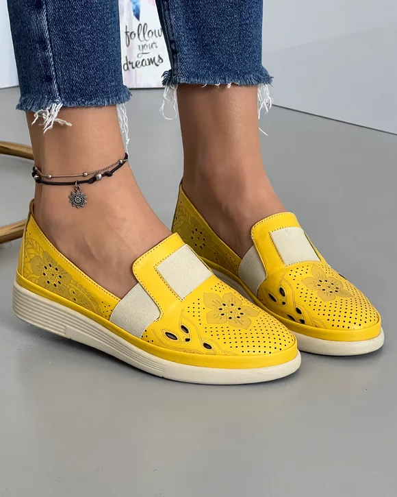 Pantofi Galbeni Din Piele Naturala Cu Motive Florale Si Perforatii Cu Elastic AKA02