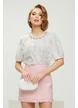 Bluza dama alba diafana din voal cu structuri florale 3D si colier din cristale