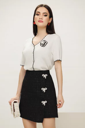 Bluza dama alba premium din vascoza cu contururi negre si brosa sofisticata 