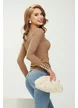 Bluza dama bej din bumbac elastic premium cu decolteu barcuta