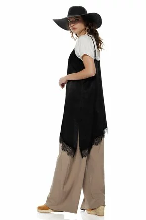 Bluza dama neagra premium cu insertii asimetrice de dantela