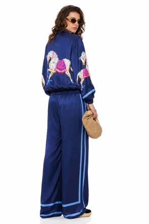 Compleu dama premium bleumarin din matase naturala si vascoza satinata imprimeu cal bohemian