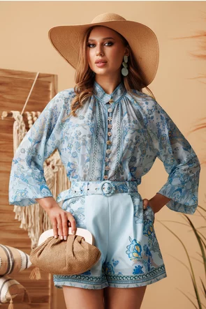 Compleu spectaculos pantalon scurt si bluza diafana cu nasturi bijuterie si imprimeu bohemian albastru