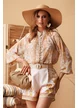 Compleu spectaculos pantalon scurt si bluza diafana cu nasturi bijuterie si imprimeu bohemian bej