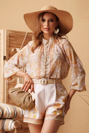 Compleu spectaculos pantalon scurt si bluza diafana cu nasturi bijuterie si imprimeu bohemian bej