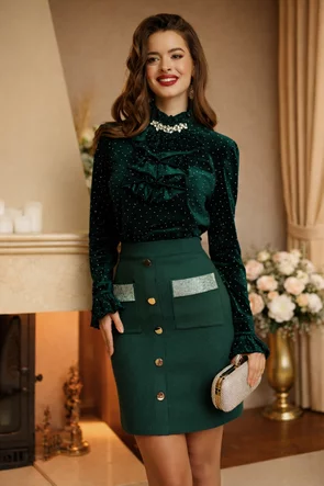 Fusta mini eleganta evazata verde cu aplicatii de strasuri pe buzunare