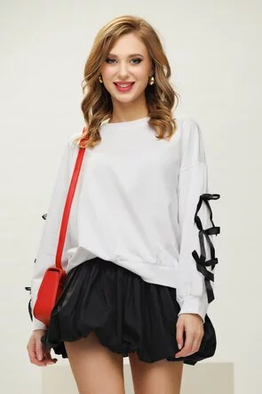 Hanorac dama alb subtire cu fundite negre pe maneci