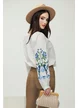 Ie dama alba traditionala din bumbac 100% cu broderie florala albastra