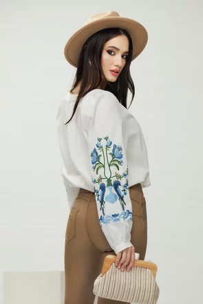 Ie dama alba traditionala din bumbac 100% cu broderie florala albastra