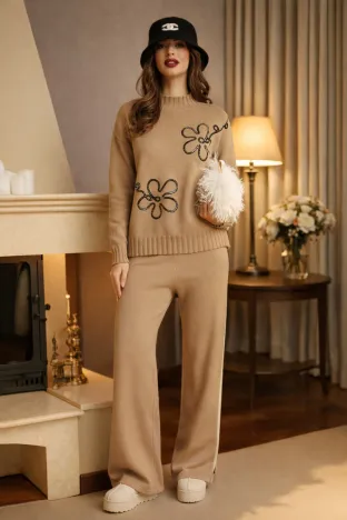 Compleu dama premium bej cu pantalon si pulover cu flori cu paiete
