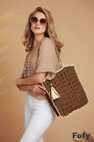 Geanta shopper din rafie maro impletita structurat cu contururi si ciucuri la contrast