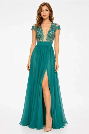 Rochie elegantă Fofy lungă verde smarald, cu bust din dantelă brodată și fustă din voal cu șliț