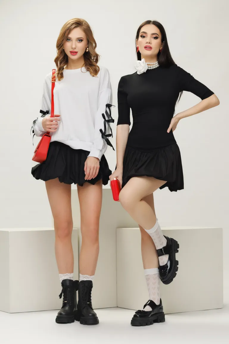 Hanorac dama alb subtire cu fundite negre pe maneci picture - 2